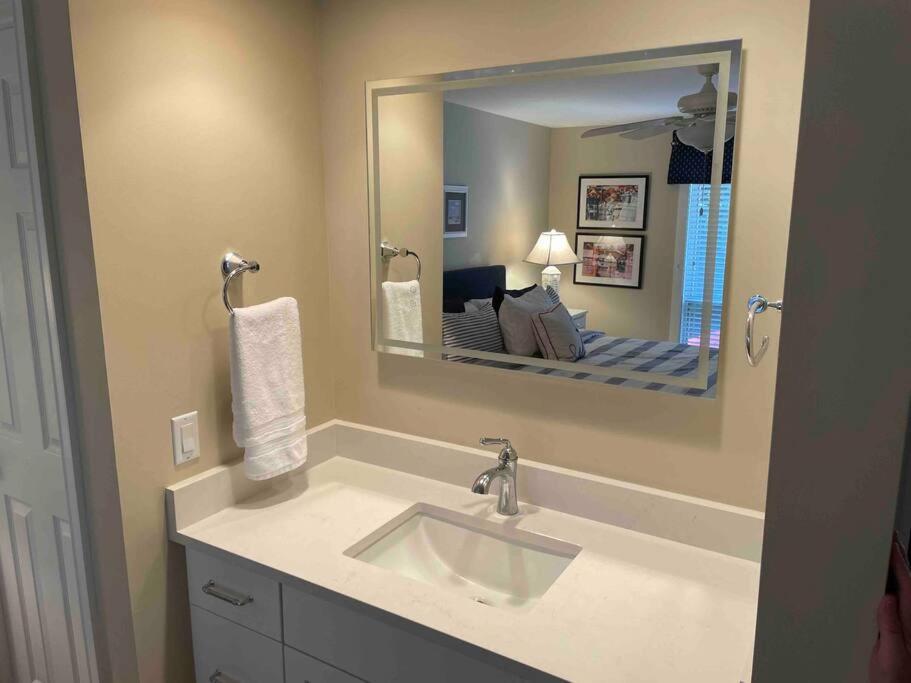 In The Heart Of Harbour Town 2Br 2Ba Pool Access Close To Beach Hilton Head Island Kültér fotó